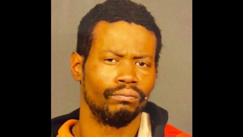 Martin fue detenido por delitos como robo, posesión de drogas y lascivia en público. Además, fue arrestado por golpear a una niña de dos años con autismo con una maleta de 20 libras.